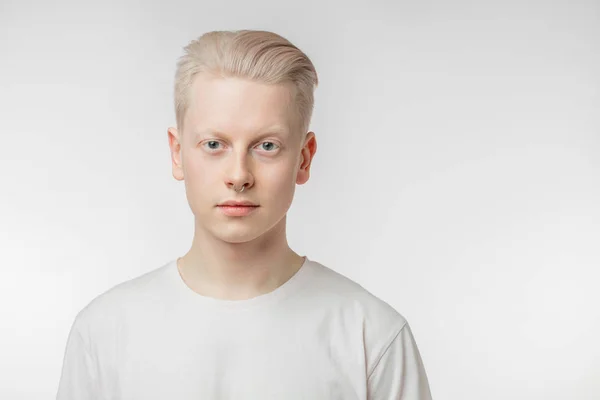Knappe man van de blond met blauwe ogen geïsoleerd op wit — Stockfoto