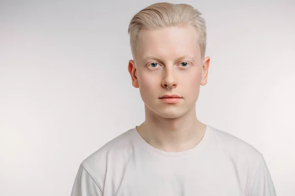 Bonito homem loiro com olhos azuis isolado em branco — Fotografia de Stock