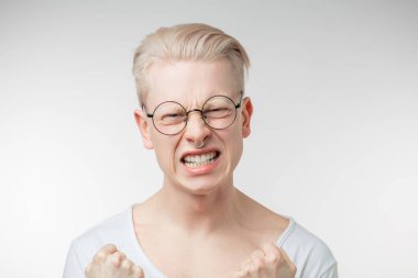 Adam jestleri öfkeyle, tahriş, çileden çileden