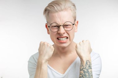 Adam jestleri öfkeyle, tahriş, çileden çileden