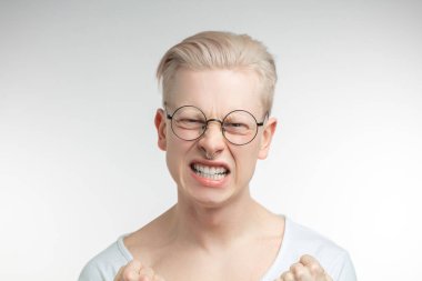 Adam jestleri öfkeyle, tahriş, çileden çileden