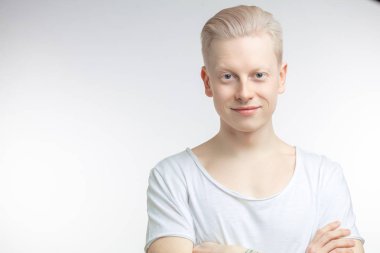 Yakışıklı bir genç adam portresi. Positiveness ve mutluluk, insan duyguları