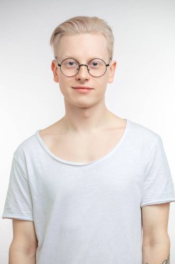 Sağlıklı ve temiz ciltli genç sarışın bir adamın portresi. Beyazda izole edilmiş