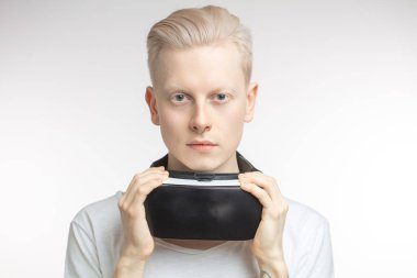 Mutlu adam sanal gerçekliğin sanal gerçeklik gözlüklerini kullanarak tecrübe kazanıyor, beyaz arka planda izole edilmiş.