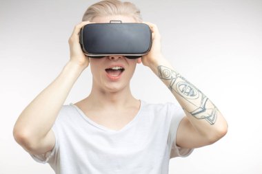 Sarışın adam VR kulaklık gözlükle sanal gerçekliğin deneyim elde