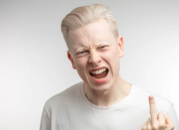 Εξοργισμένοι άνθρωπος χειρονομίες θυμωμένα, που ενοχλείται, εξοργισμένοι — Φωτογραφία Αρχείου