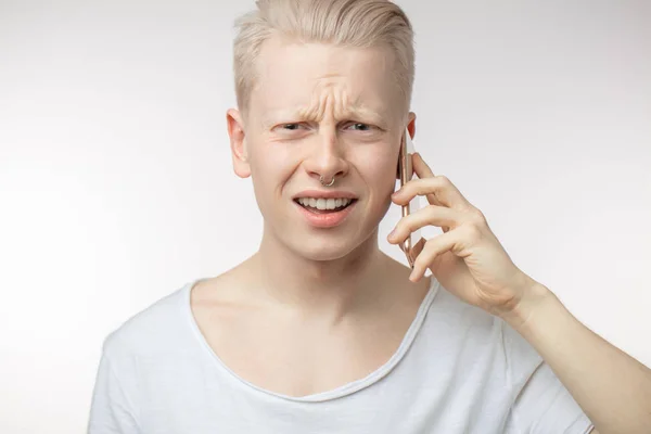Homem irritado com rosto franzido recebendo notícias desagradáveis no telefone celular. — Fotografia de Stock