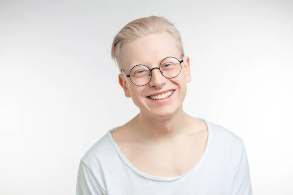 Retrato de um jovem bonito, sobre um fundo cinzento — Fotografia de Stock