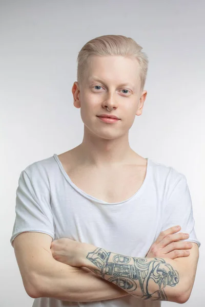 Portrait de jeune homme blond à la peau saine et propre. Isolé sur blanc — Photo
