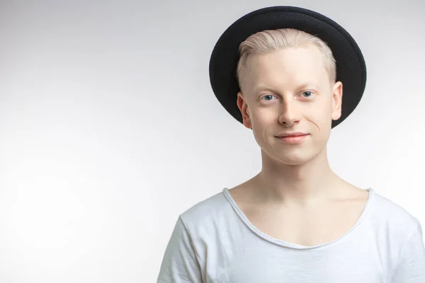 Портрет молодого блондина со здоровой чистой кожей. Изолированные на белом — стоковое фото
