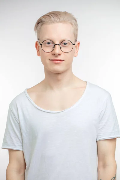 Portrait de jeune homme blond à la peau saine et propre. Isolé sur blanc — Photo