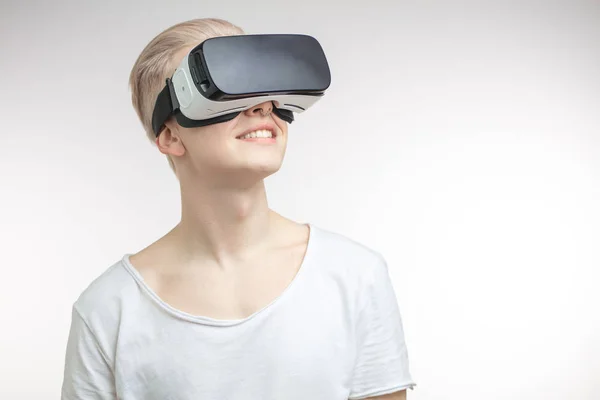 Hombre Rubio consiguiendo experiencia usando gafas VR de realidad virtual — Foto de Stock