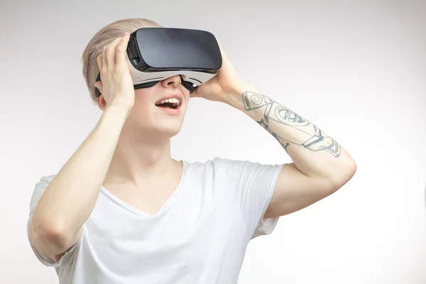 Blondýnka člověka získat zkušenosti s použitím Vr headset brýle virtuální reality — Stock fotografie