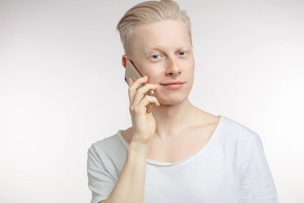 Jonge vrolijke zakenman typen sms op zijn smartphone — Stockfoto