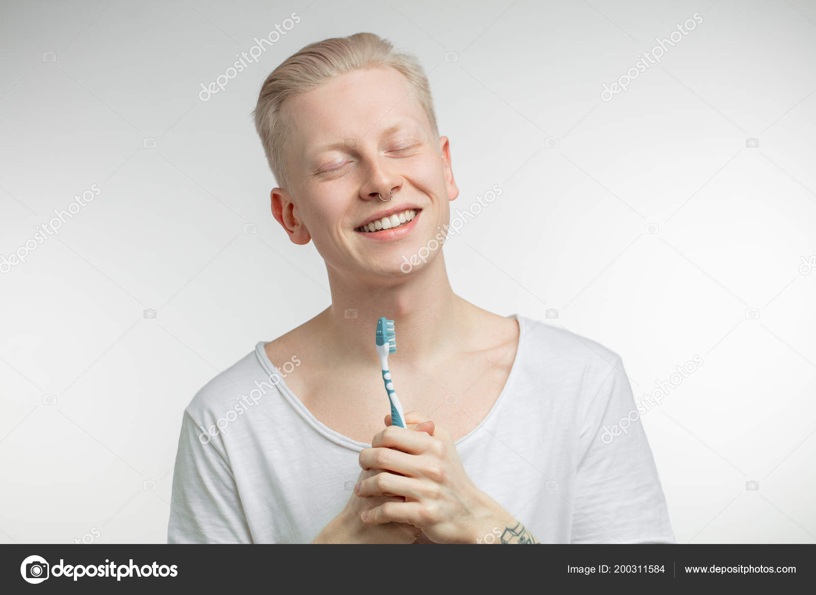 Mand med lukkede øjne holder i hånden. Tandpleje og tænder sundhed — Stock-foto © #200311584