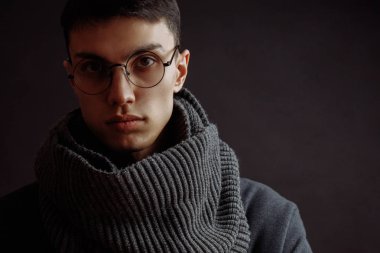 Ceketli ve saatli yakışıklı bir adamın portresi.