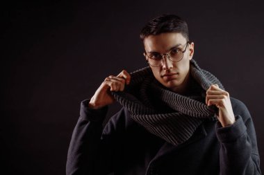 Ceketli ve saatli yakışıklı bir adamın portresi.