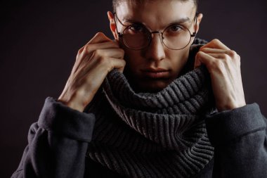 Ceketli ve saatli yakışıklı bir adamın portresi.