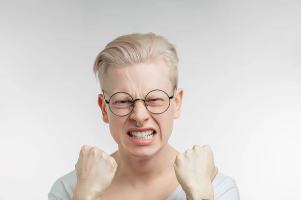 Homem indignado gesticula com raiva, irritado, indignado — Fotografia de Stock