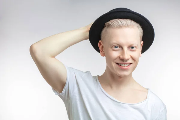 Portrait d'un beau jeune homme, sur un fond gris — Photo