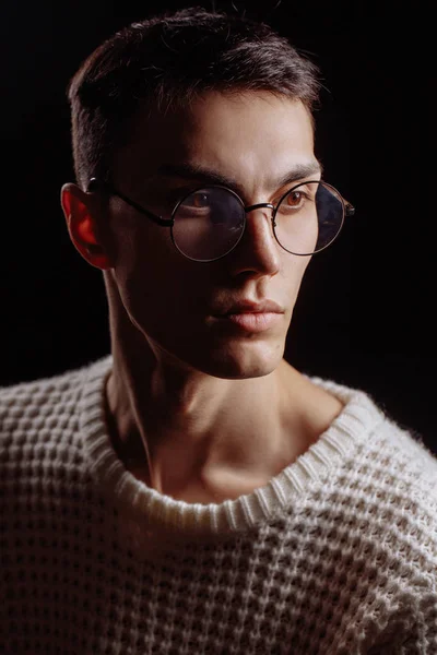 Estudio de un guapo joven modelo masculino con camiseta blanca y gafas de sol —  Fotos de Stock