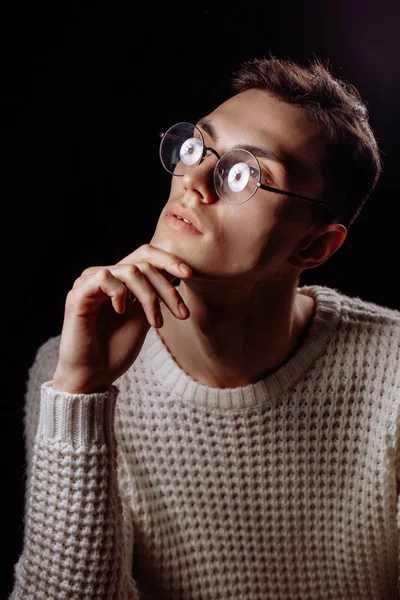 Estudio de un guapo joven modelo masculino con camiseta blanca y gafas de sol — Foto de Stock