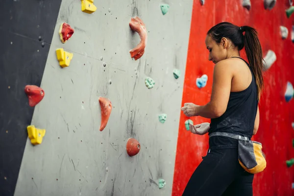 屋内に登る運動女の側面図 — ストック写真