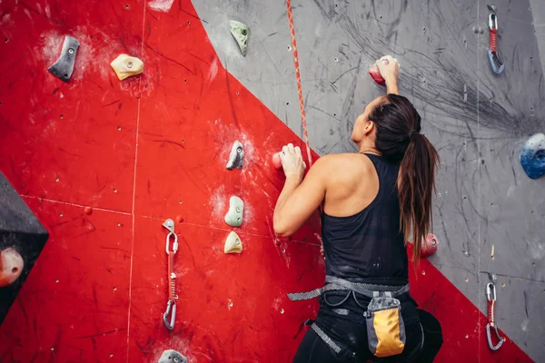 Jovem mulher fitness fazendo pedregulho profissional no ginásio de escalada dentro de casa — Fotografia de Stock