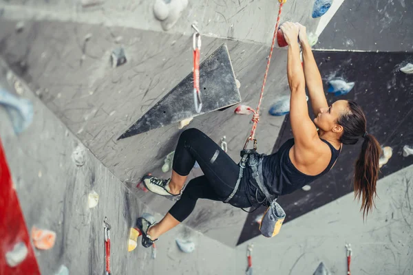 Kaya tırmanış salonundaki sporcu kadın. — Stok fotoğraf