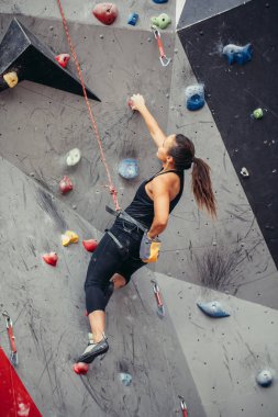 Kaya tırmanış salonundaki sporcu kadın.