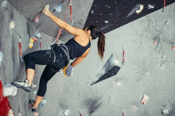 Deporte extremo, alivio del estrés, bouldering, personas y concepto de estilo de vida saludable. — Foto de Stock