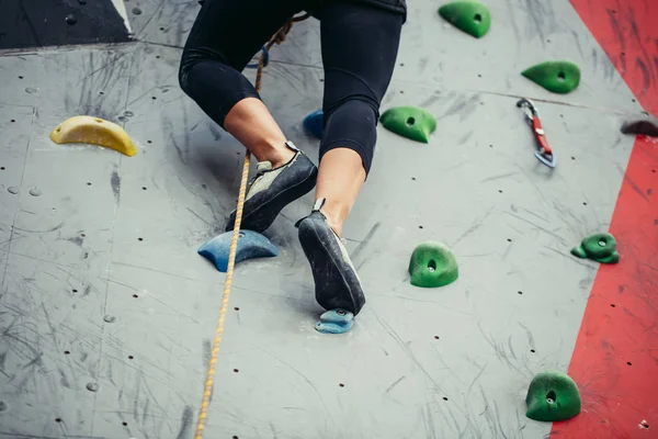 Pernas de alpinista em sapatos de escalada de perto — Fotografia de Stock