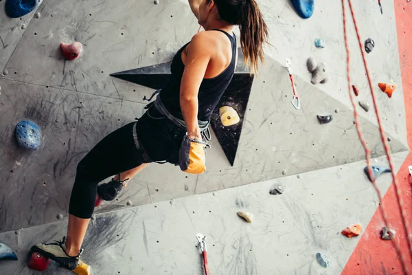 Wspinaczka młoda kobieta wspinaczka na praktyczne ściany wewnątrz, bouldering, rekreacja, sport — Zdjęcie stockowe