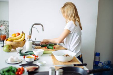 Ev mutfağında çiğ et kebabı pişirme işlemi