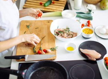 Ev mutfağında çiğ et kebabı pişirme işlemi