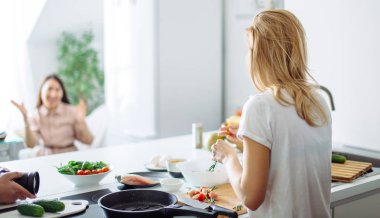 Genç ev hanımı mutfakta Linch 'e yemek yapıyor. arka plan