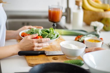 Domates, kiraz ve yeşillikle servis edilen tavuk kebabı.