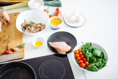 Domates, kiraz ve yeşillikle servis edilen tavuk kebabı.