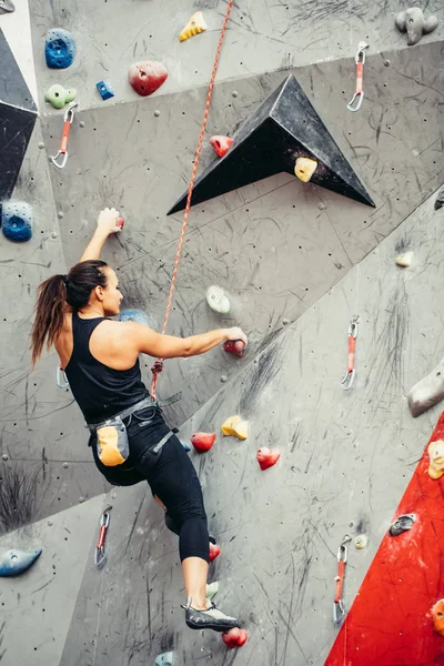 Kaya tırmanış salonundaki sporcu kadın.