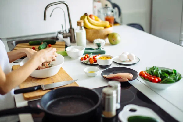 Process of cooking chiken diet kebabs at home kitchen — Stock Photo, Image