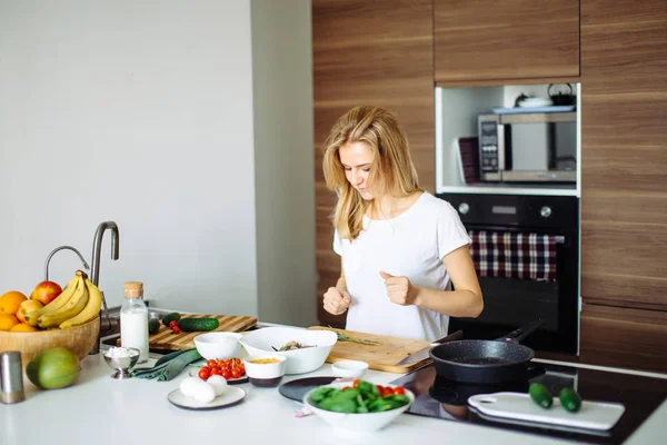 Angenehme junge Frau bereitet Abendessen in einem Küchenkonzept Kochen, kulinarische — Stockfoto