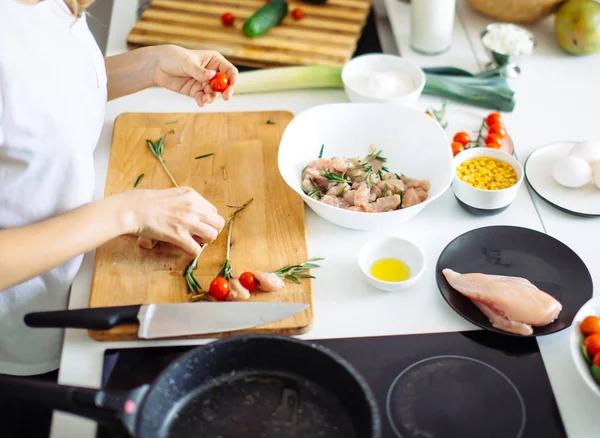 Ev mutfağında çiğ et kebabı pişirme işlemi