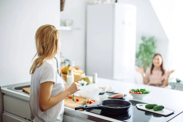 Jeune femme au foyer faisant le repas pour linch dans la cuisine. vue arrière — Photo