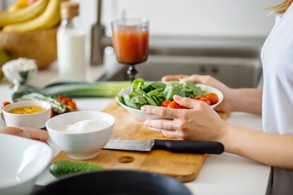 Hühnerspieße serviert mit Tomatenkirsche und Grünzeug — Stockfoto