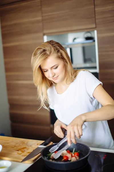 Närbild av kvinna rostning kebab på stekpanna — Stockfoto