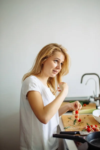 프라이팬 위에서 케밥을 볶고 있는 여자의 모습 — 스톡 사진