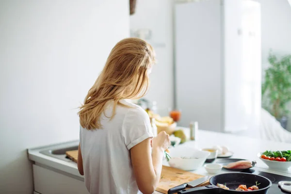 Closeup of woman roasting kebabs on frying pan — Stock Photo, Image