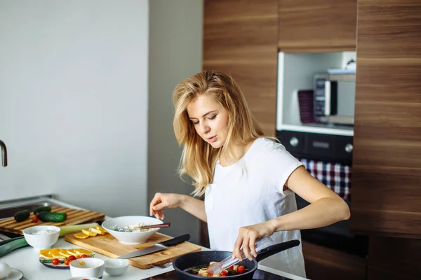 Closeup of woman roasting kebabs on frying pan — Stock Photo, Image