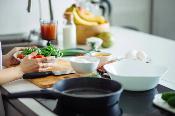 Cropped view of woman hands cutting beef on cutting board. — Stock Photo, Image