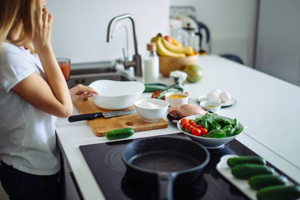 Mujer haciendo ensalada saludable de verduras frescas — Foto de Stock
